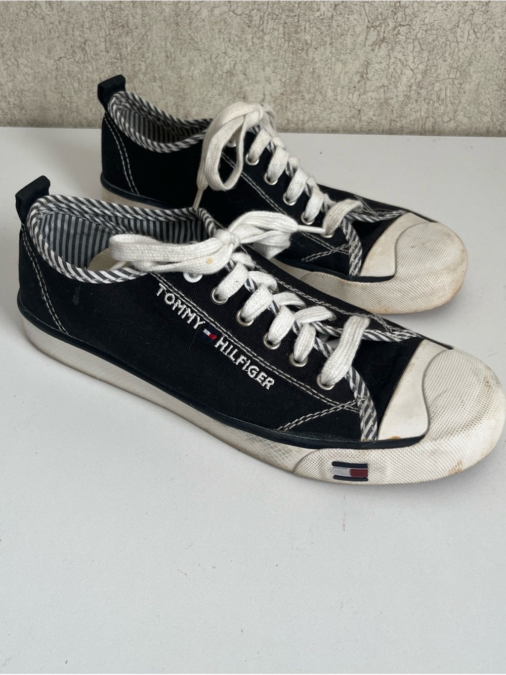 Tommy Hilfiger Black Canvas Low Top Sneaker White Rubber Sole Logo Womens 7.5